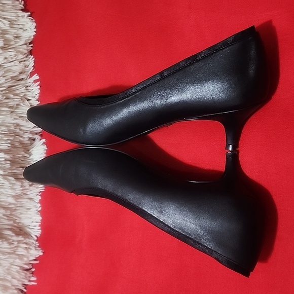 Vionic Women's Classic Black Pointed Flats - Picture 5 of 12